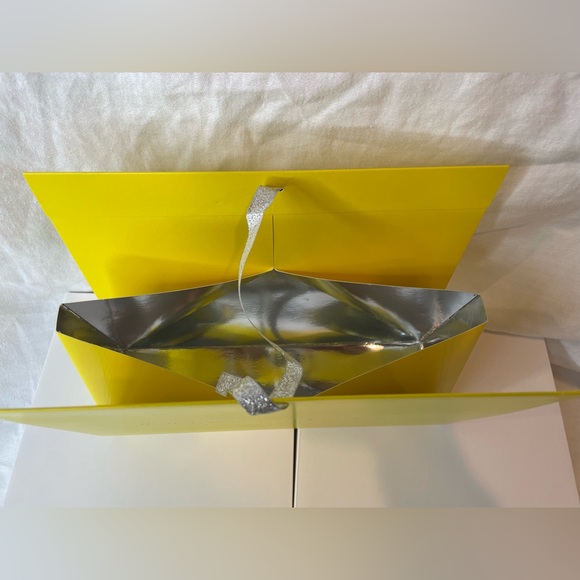 Trinny London brush, bag, towel gift set - Picture 10 of 12